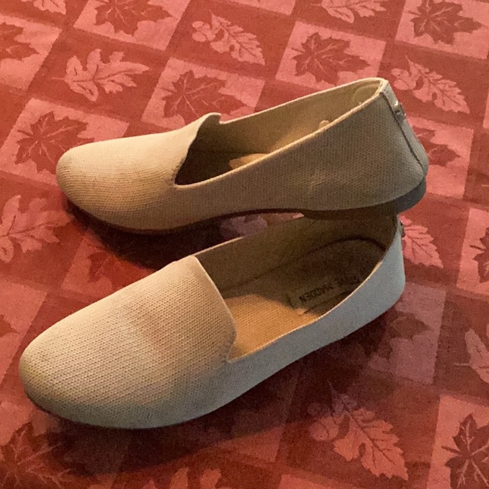 Steve Madden beige flats